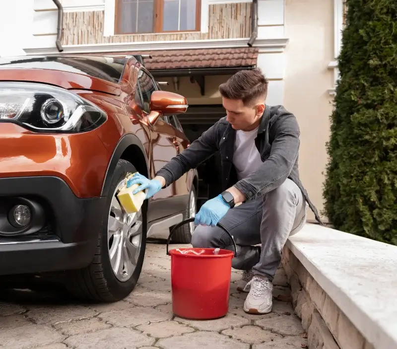Lavage auto à domicile Solaure en Diois : professionnel intervenant sur un véhicule